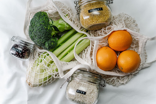 zero waste grocery shopping with reusable bags and jars